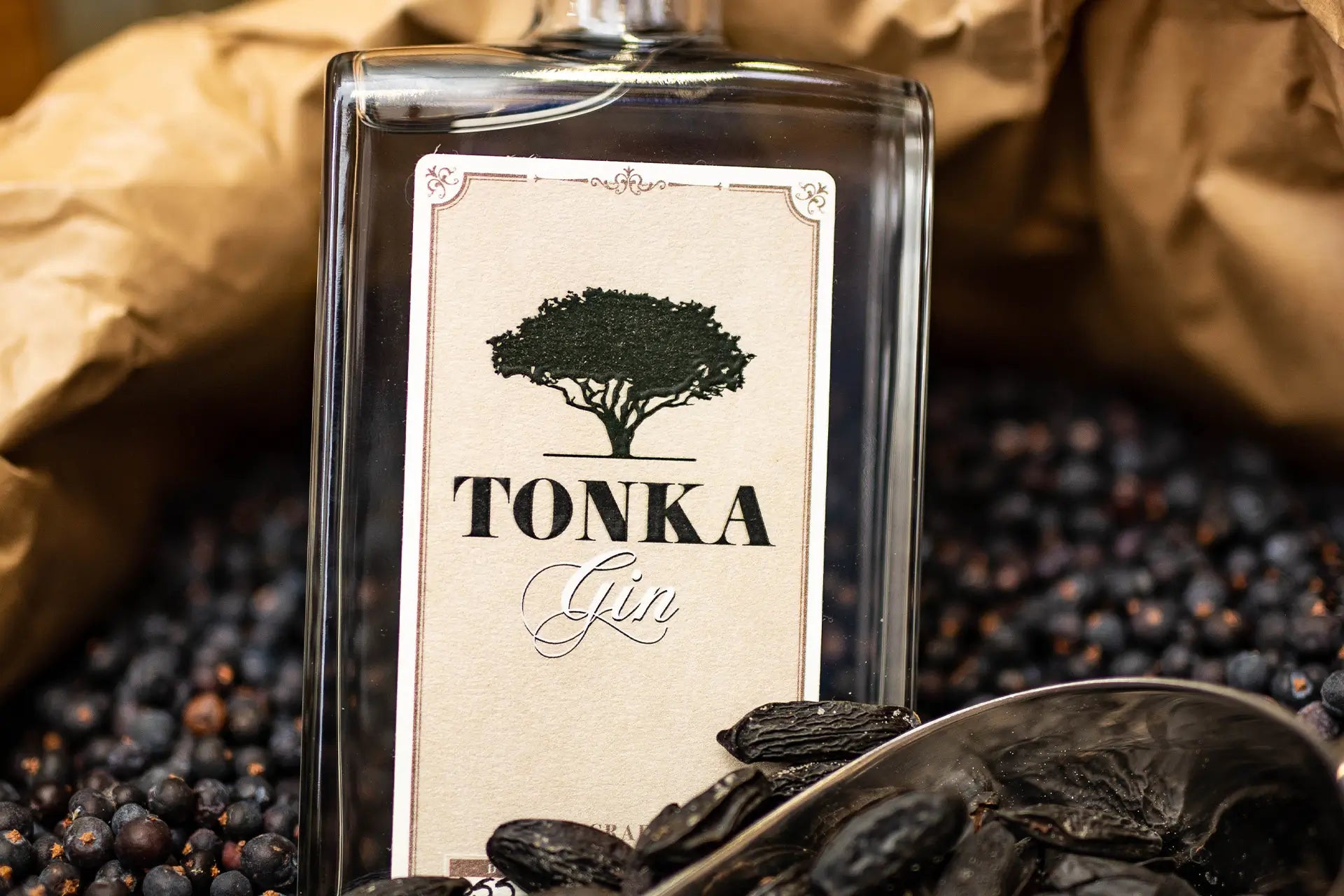 Tonka Gin - Klassik - Flaschenfront in Sack voll Tona Bohnen