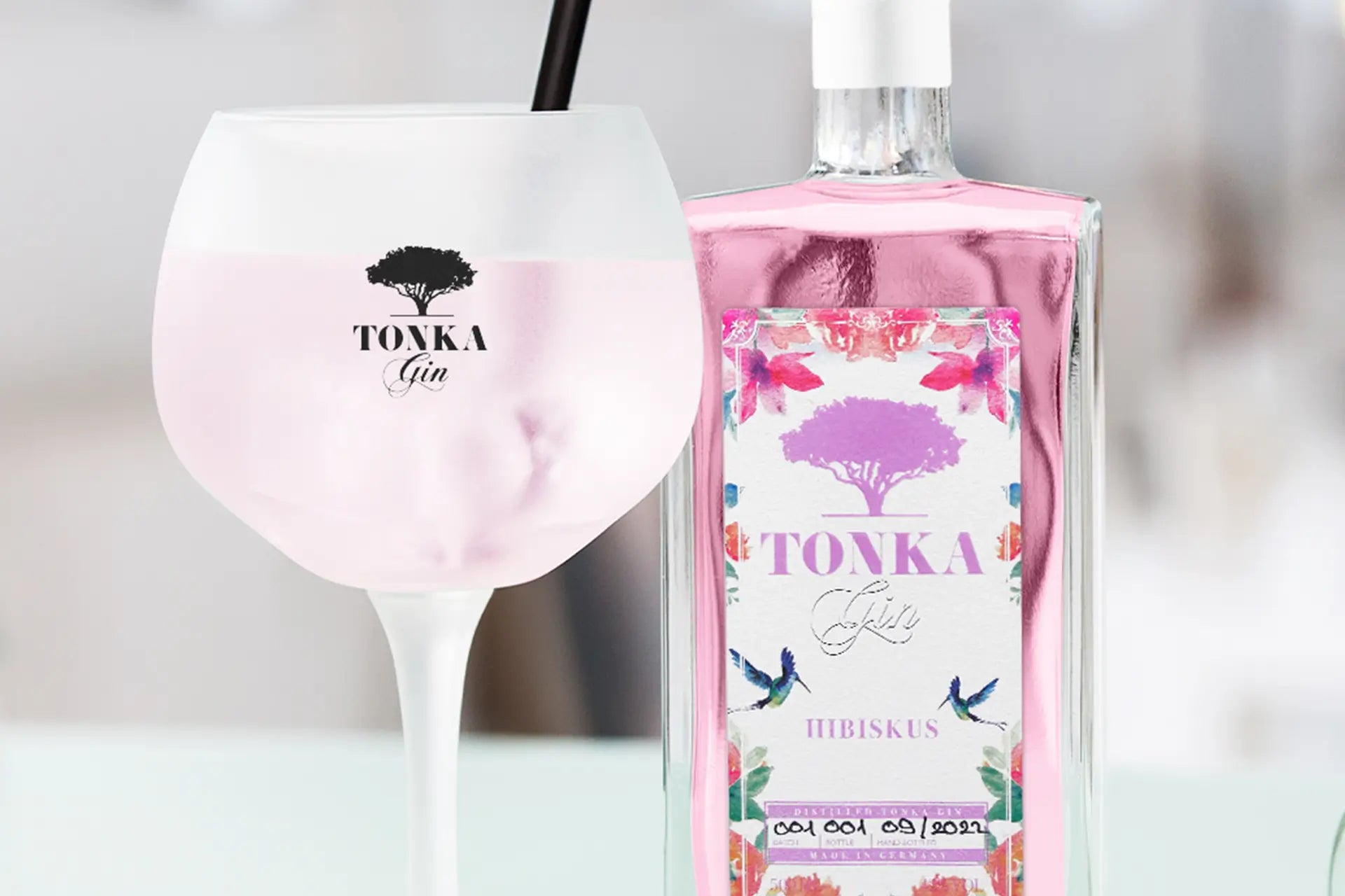 Tonka Gin - Hibiskus - Falschenfront und Glas